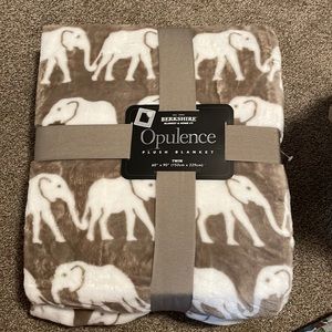 Berkshire Opulence plush blanket. 60x90 twin size fleece